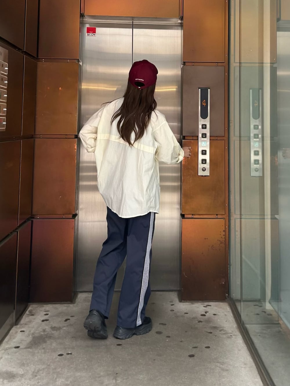 ホワイト系のシャツ/ブラウス、ブルー系のその他パンツ、ブラック系のキャップを着用したレディースの春コーディネートの3枚目の写真