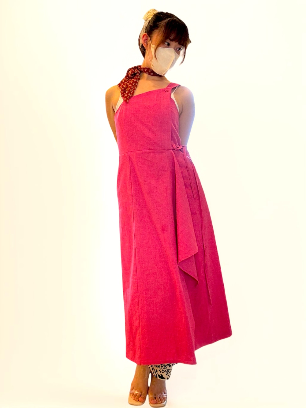 ピンク系のジャンパースカート、その他のスラックスを着用したレディースの夏コーディネートの4枚目の写真