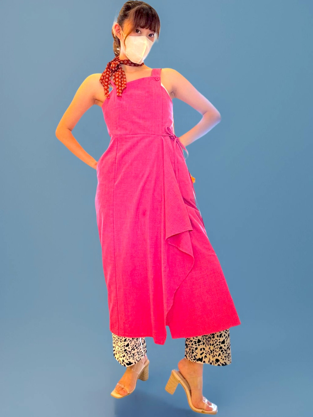 ピンク系のジャンパースカート、その他のスラックスを着用したレディースの夏コーディネートの3枚目の写真