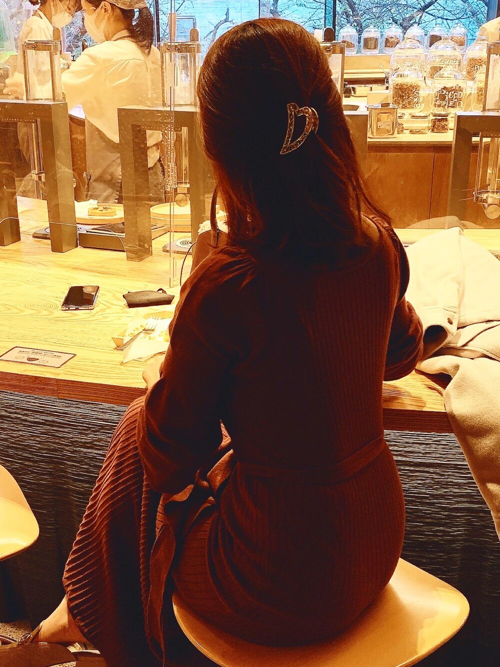 レッド系のワンピース/ドレスを着用したレディースの秋コーディネートの2枚目の写真