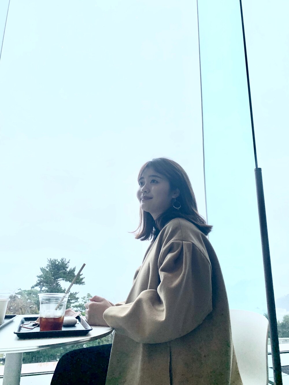 ブラウン系のジャケット/アウターを着用したレディースの秋コーディネートの2枚目の写真