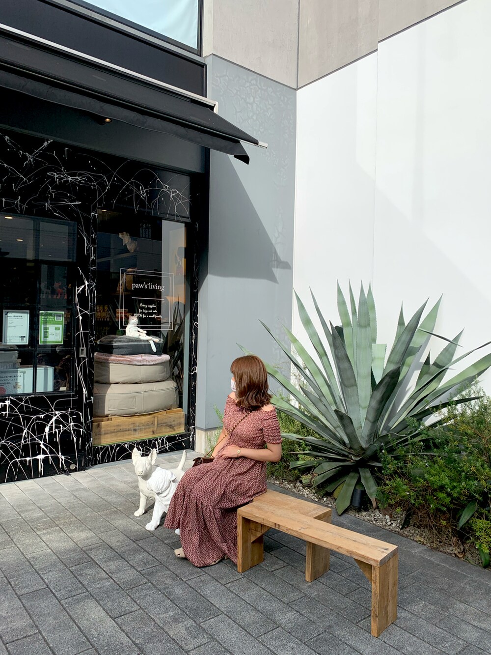 レッド系のワンピース/ドレスを着用したレディースの秋コーディネートの2枚目の写真