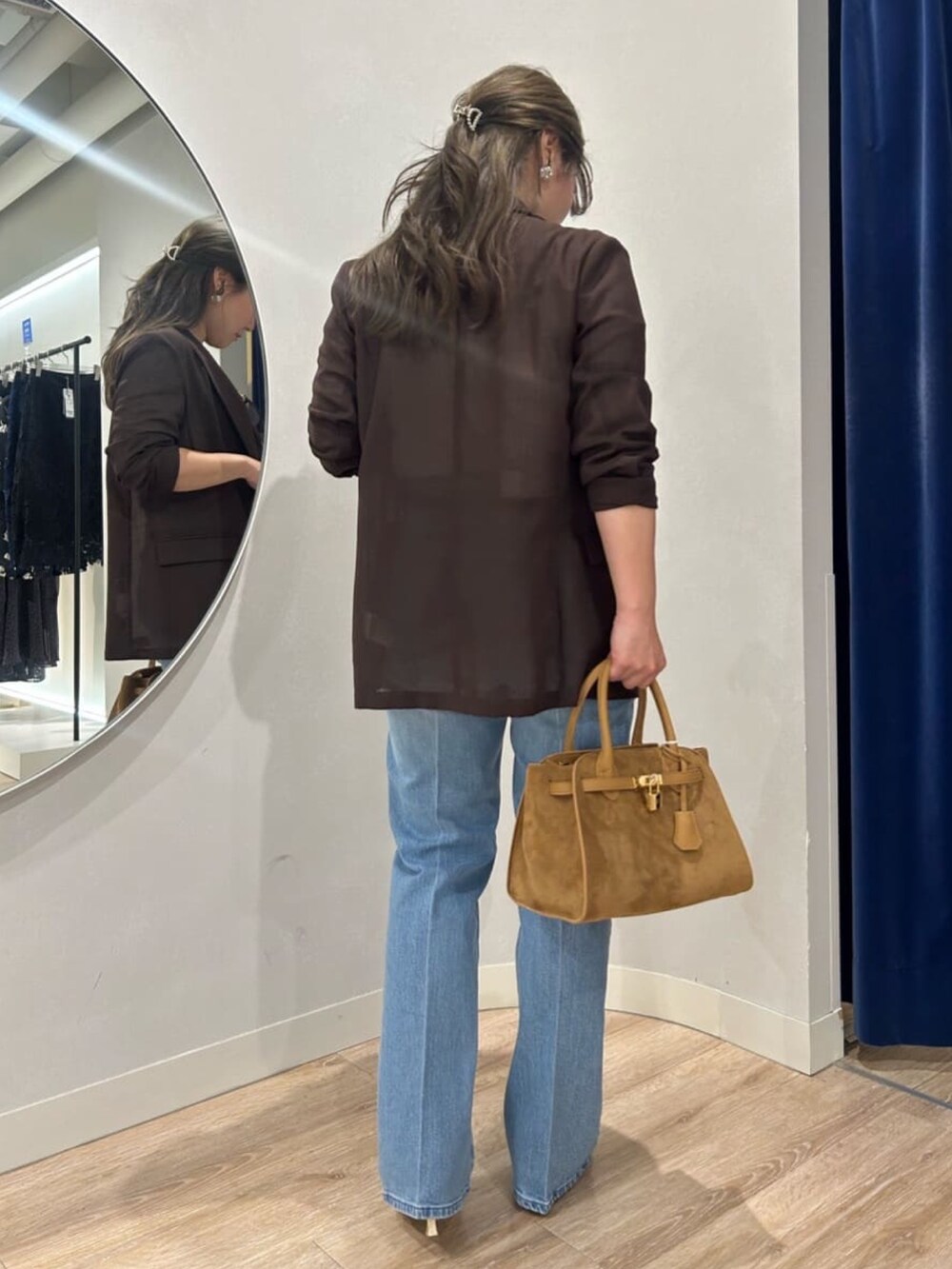 ブルー系のデニムパンツ、イエロー系のトートバッグ、ブラウン系のテーラードジャケットを着用したレディースの夏コーディネートの5枚目の写真