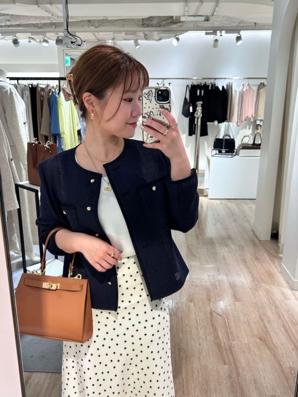 ホワイト系のスカート、イエロー系のショルダーバッグ、ブルー系のノーカラージャケットを着用したレディースの春コーディネートの8枚目の写真