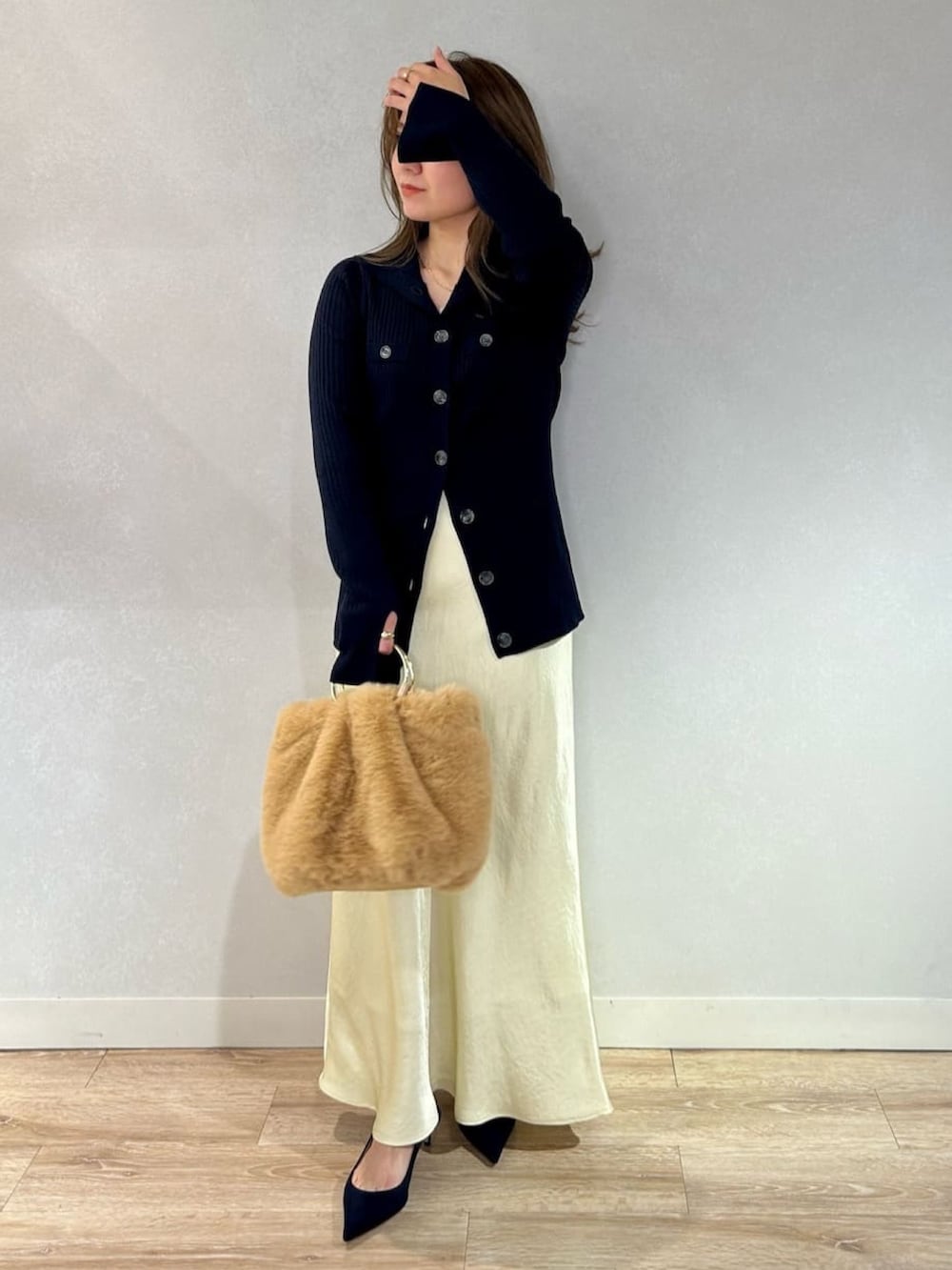 イエロー系のスカート、ベージュ系のショルダーバッグ、ブルー系のカーディガン/ボレロを着用したレディースの冬コーディネートの4枚目の写真