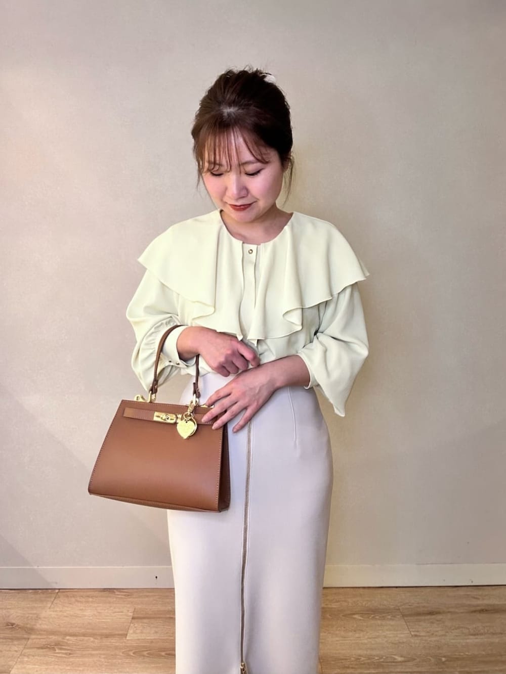 ブラック系のスカート、イエロー系のシャツ/ブラウス、イエロー系のショルダーバッグを着用したレディースの春コーディネートの7枚目の写真