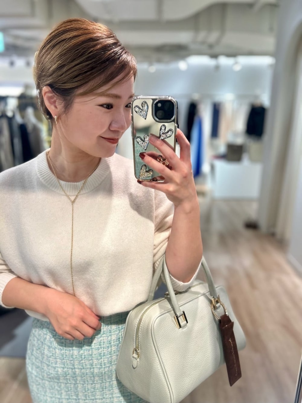 グリーン系のショルダーバッグ、ホワイト系のニット/セーター、イエロー系のその他アウターを着用したレディースの冬コーディネートの8枚目の写真