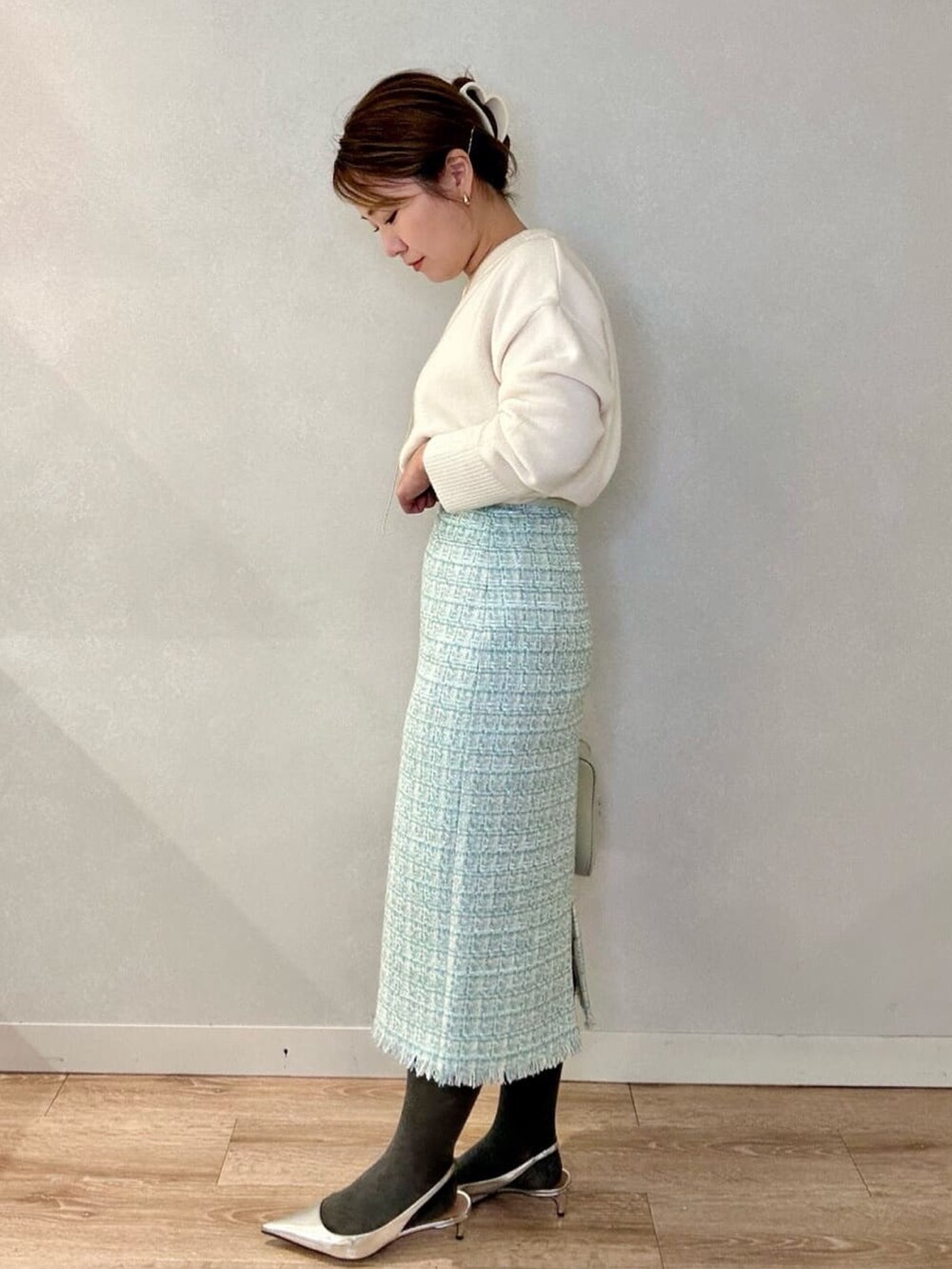 グリーン系のショルダーバッグ、ホワイト系のニット/セーター、イエロー系のその他アウターを着用したレディースの冬コーディネートの7枚目の写真