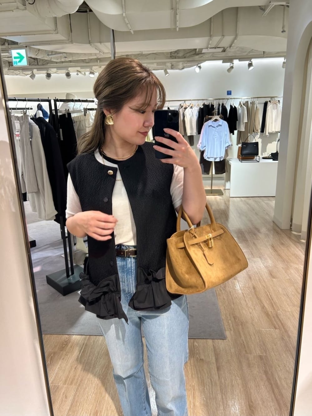 「秋服準備はじめました、デニム、シンプルスタイル、お出かけコーデ、大人コーデ、秋のコーデ、シンプル、休日スタイル、おしゃれさんと繋がりたい、キレイめカジュアル、低身長女子、シンプルコーデ、大人かわいい」｜「Rie Millerの【RM denim】センタープレスハイウエストパンツ（デニムパンツ、ブルー系）」を使った、nolnaomiさん（骨格ストレート・レディース・150cm）の秋コーディネートの3枚目の写真