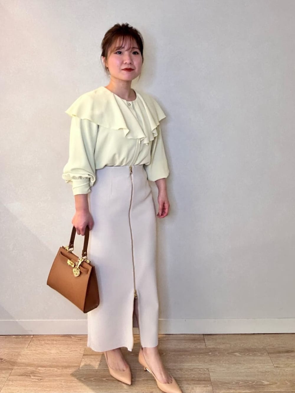 ブラック系のスカート、イエロー系のシャツ/ブラウス、イエロー系のショルダーバッグを着用したレディースの春コーディネートの5枚目の写真