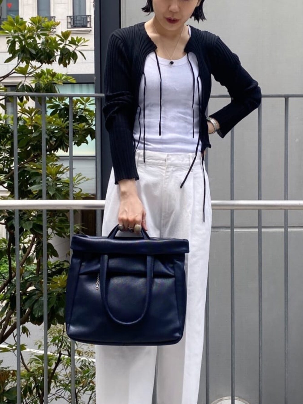 「ヒロコハヤシ、HIROKO HAYASHI、HIROKOHAYASHI、トートバッグ、ハンドバッグ、２ＷＡＹ、デニム、オトナカジュアル、パンツスタイル」｜「HIROKO HAYASHIのMAMELI（マメリ）2wayトートバッグ（トートバッグ、ブルー系）」を使った、um_hhさん（レディース・161cm）の秋コーディネートの3枚目の写真