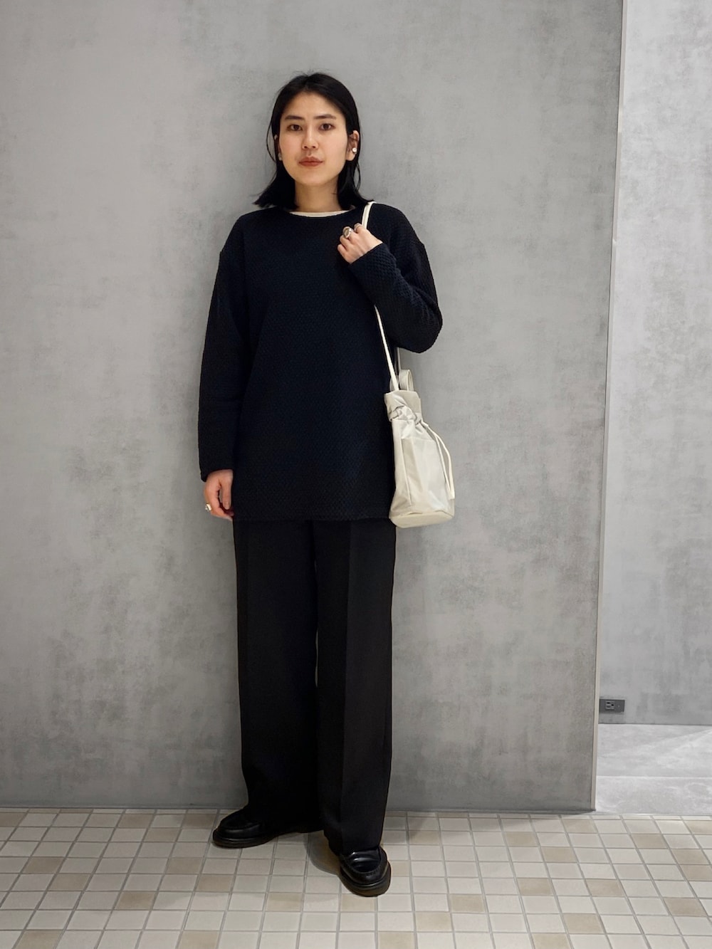 「HIROKO HAYASHI、ヒロコハヤシ、HIROKOHAYASHI、ショルダーバッグ、2WAYﾊﾞｯｸﾞ、カジュアルコーデ、ブラックコーデ、ローファー」｜「HIROKO HAYASHIのFABRO（ファブロ）リングイヤーカフ（イヤリング、シルバー系）」を使った、um_hhさん（レディース・161cm）の春コーディネートの2枚目の写真