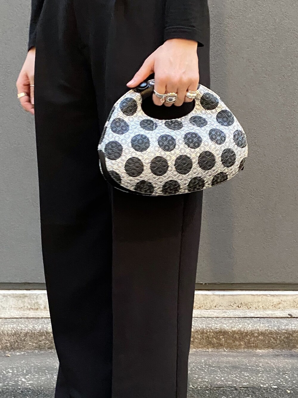 「モード、シンプルスタイル、ヒロコハヤシ、HIROKO HAYASHI、HIROKOHAYASHI、クロワッサンバッグ、クロワッサン、ハンドバッグ」｜「HIROKO HAYASHIの【数量限定】GIRASOLE POINT（ジラソーレ ポワン）クロワッサンバッグ（ハンドバッグ、シルバー系）」を使った、um_hhさん（レディース・161cm）の秋コーディネートの2枚目の写真
