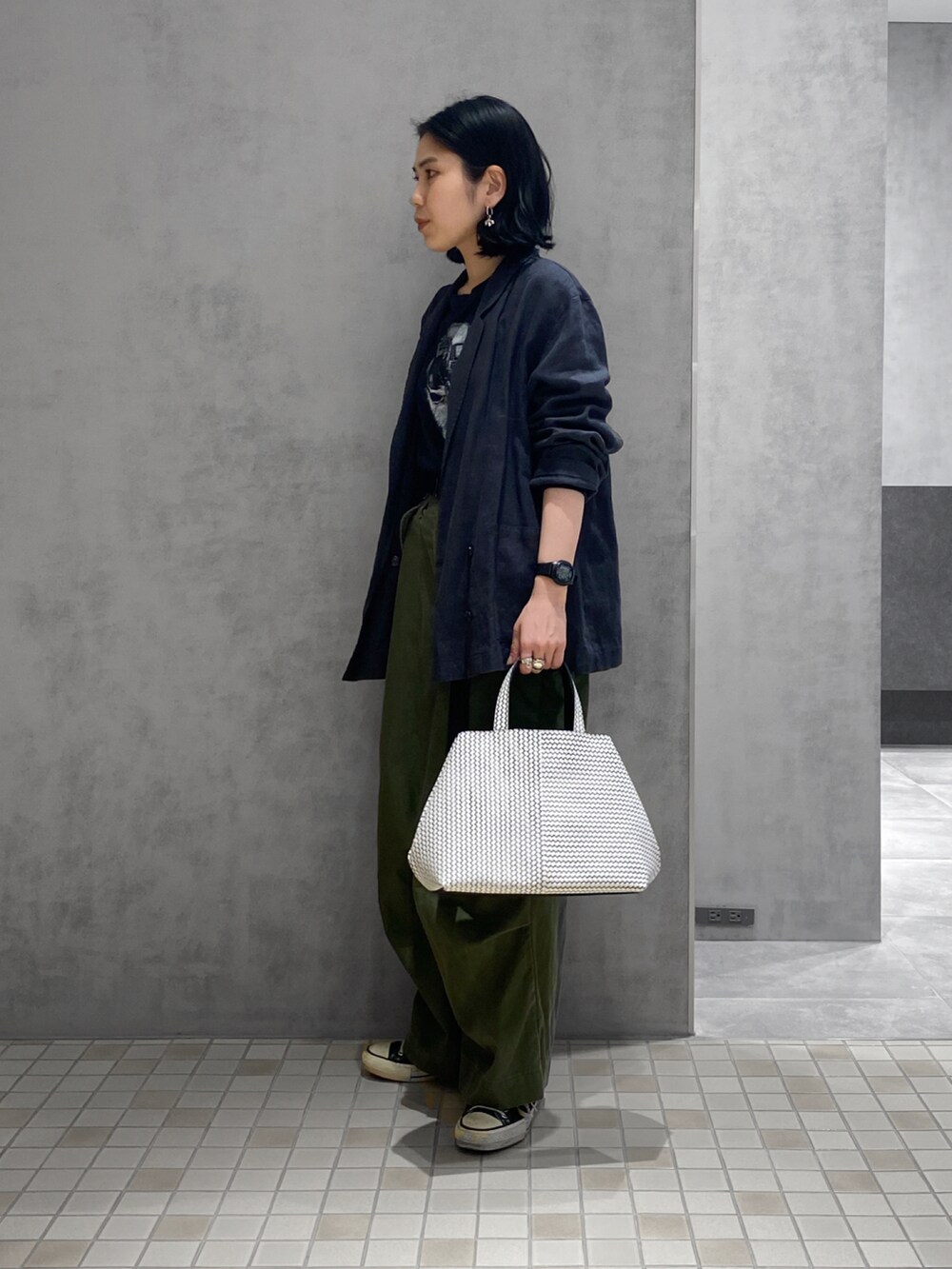 「ヒロコハヤシ、HIROKOHAYASHI、HIROKO HAYASHI、ハンドバッグ、カーゴパンツ、コンバース、カジュアルコーデ、レザーバッグ」｜「HIROKO HAYASHIのFABRO（ファブロ）指輪（リング、シルバー系）」を使った、um_hhさん（レディース・161cm）の春コーディネートの2枚目の写真
