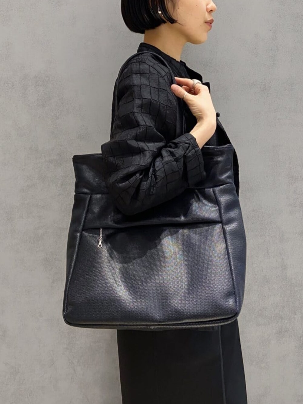 「ヒロコハヤシ、HIROKO HAYASHI、HIROKOHAYASHI、トートバッグ、2WAYﾊﾞｯｸﾞ、ハンドバッグ、ブラックコーデ、秋コーデ、パンツスタイル」｜「HIROKO HAYASHIのMAMELI（マメリ）2wayトートバッグ（トートバッグ、ブラック系）」を使った、um_hhさん（レディース・161cm）の秋コーディネートの2枚目の写真
