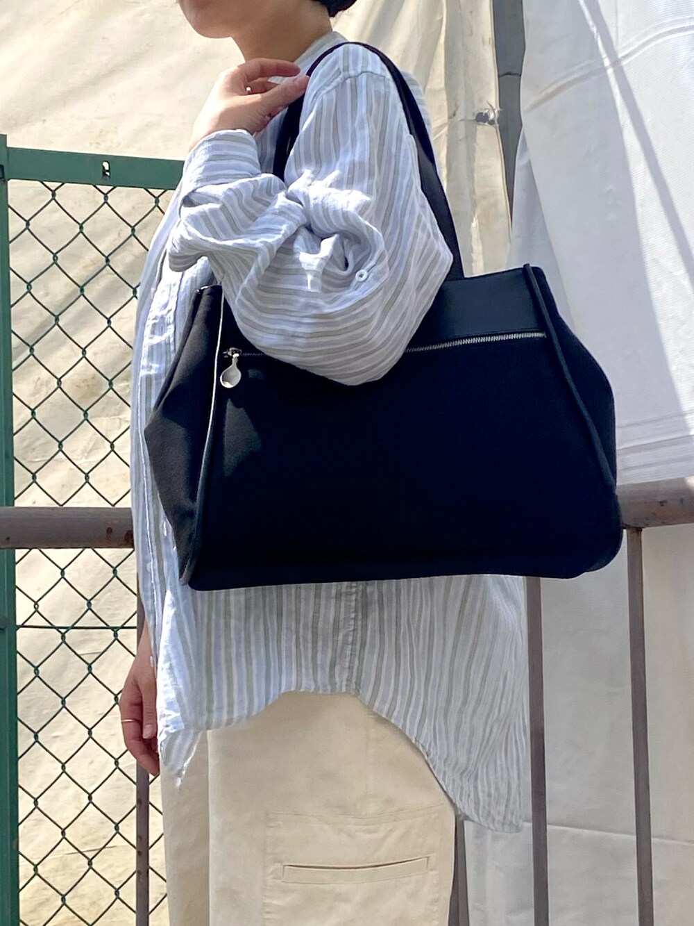 「ヒロコハヤシ、HIROKO HAYASHI、HIROKOHAYASHI、トートバッグ、トートバッグ 黒、通勤バッグ、大人カジュアル、春夏コーデ、シンプルコーデ、オトナカジュアル」｜「HIROKO HAYASHIのPOLARIS（ポラリス）トートバッグ（トートバッグ、ブラック系）」を使った、um_hhさん（レディース・161cm）の春コーディネートの2枚目の写真