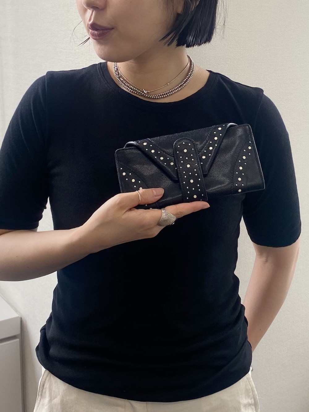 「ヒロコハヤシ、HIROKO HAYASHI、HIROKOHAYASHI、長財布ミニ、マルチ財布、ミニモ、お財布」｜「HIROKO HAYASHIのVELENO（ヴェレーノ）長財布ミニ（財布、ブルー系）」を使った、um_hhさん（レディース・161cm）の秋コーディネートの2枚目の写真