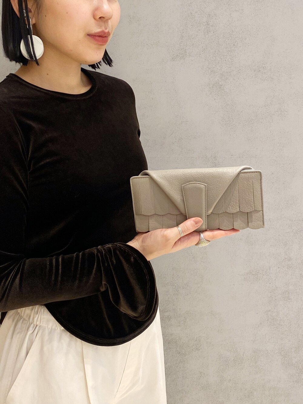 「ヒロコハヤシ、HIROKO HAYASHI、HIROKOHAYASHI、長財布、休日スタイル、シンプルスタイル、パンツコーデ、ローファー」｜「HIROKO HAYASHIのFRANGIA(フランジャ)長財布（財布、ベージュ系）」を使った、um_hhさん（レディース・161cm）の冬コーディネートの2枚目の写真