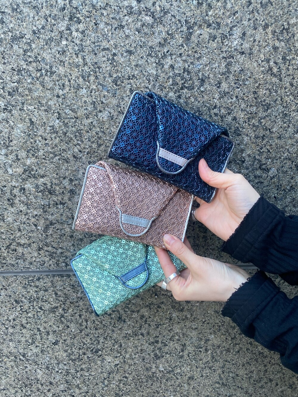 「ヒロコハヤシ、HIROKO HAYASHI、HIROKOHAYASHI、ミニモ、マルチ財布、ジラソーレ、限定アイテム」｜「HIROKO HAYASHIの【限定商品】GIRASOLE（ジラソーレ）マルチ財布（財布、グリーン系）」を使った、um_hhさん（レディース・161cm）の春コーディネートの2枚目の写真