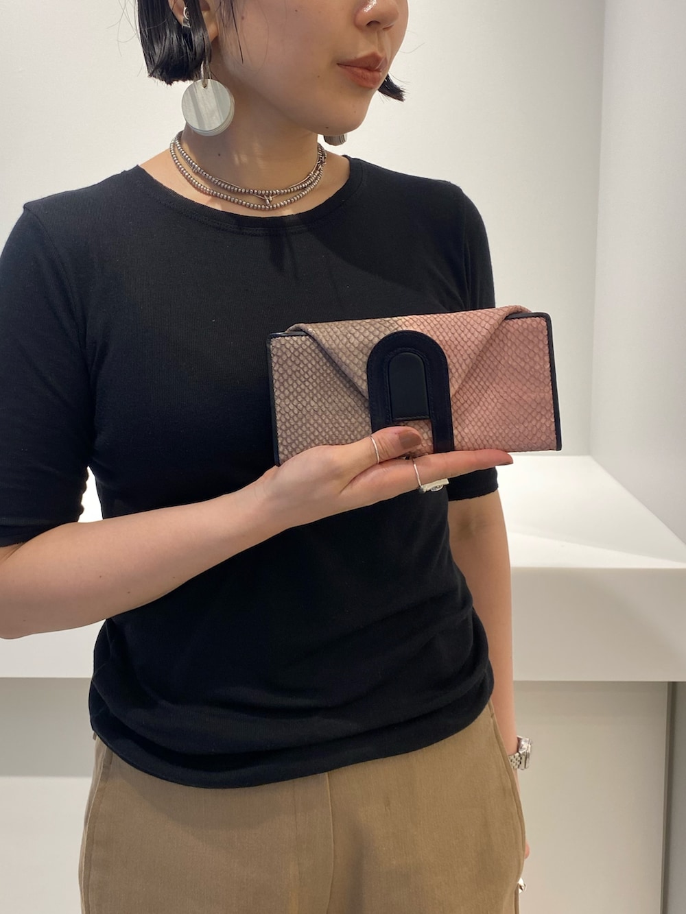 「ヒロコハヤシ、HIROKO HAYASHI、HIROKOHAYASHI、長財布、長財布ミニ、やぎ革、カジュアルコーデ」｜「HIROKO HAYASHIのMALVA（マルバ）長財布（財布、ピンク系）」を使った、um_hhさん（レディース・161cm）の秋コーディネートの2枚目の写真