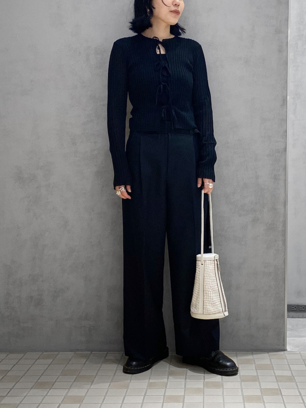 「ヒロコハヤシ、HIROKOHAYASHI、HIROKO HAYASHI、レザーバッグ、ブーツ、ブラックコーデ、シンプルコーデ、シルバーアクセサリー、ワントーンコーデ」｜「HIROKO HAYASHIのMOSAICO(モザイコ)ショルダーバッグ（ショルダーバッグ、ホワイト系）」を使った、um_hhさん（レディース・161cm）の春コーディネートの3枚目の写真
