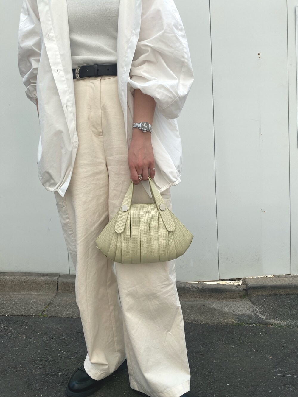 「オトナカワイイ、シンプルカジュアル、ラクチンコーデ、ヒロコハヤシ、HIROKO HAYASHI、HIROKOHAYASHI、２ＷＡＹ、2WAYﾊﾞｯｸﾞ、2waybag、ハンドバッグ、レザーバッグ、レザーバッグコーデ、ホワイトコーデ」｜「HIROKO HAYASHIのOSSO VIVO PUNTI（オッソ ヴィーヴォ プンティ）ショルダーバッグ（ショルダーバッグ、イエロー系）」を使った、um_hhさん（レディース・161cm）の夏コーディネートの2枚目の写真