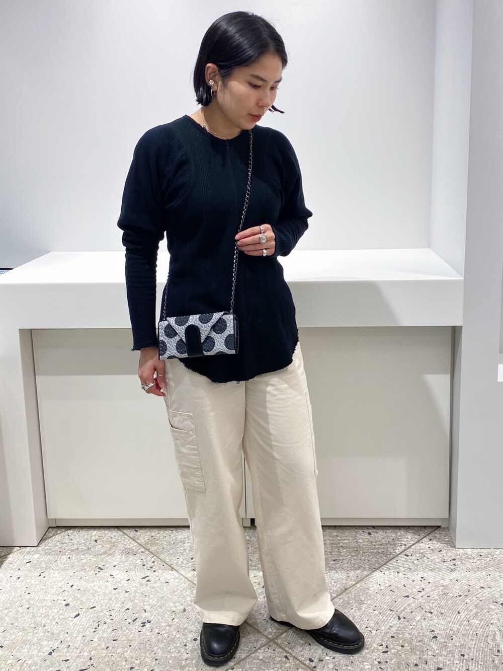 「ヒロコハヤシ、HIROKO HAYASHI、HIROKOHAYASHI、お財布バッグ、ジラソーレポワン、大人かわいい、長財布」｜「HIROKO HAYASHIの【数量限定】GIRASOLE POINT（ジラソーレ ポワン）長財布（財布、シルバー系）」を使った、um_hhさん（レディース・161cm）の冬コーディネートの2枚目の写真