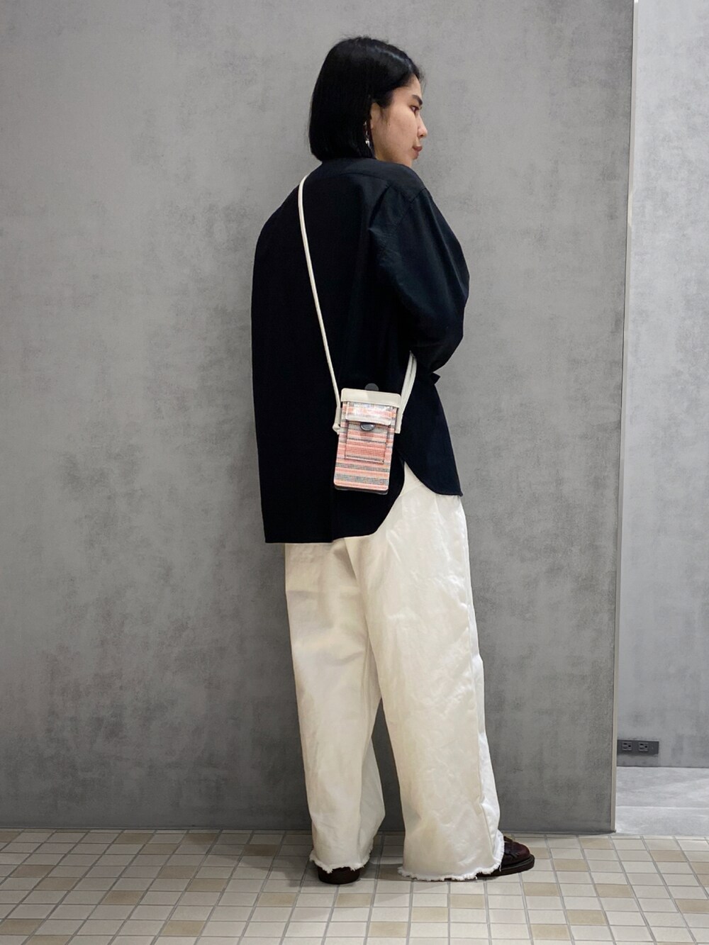 「ヒロコハヤシ、HIROKOHAYASHI、HIROKO HAYASHI、スマホポシェット、マルチボーダー、ワイドパンツ、モノトーンコーデ、シルバーアクセサリー」｜「HIROKO HAYASHIのアイテム（スマホケース/カバー、レッド系）」を使った、um_hhさん（レディース・161cm）の夏コーディネートの2枚目の写真