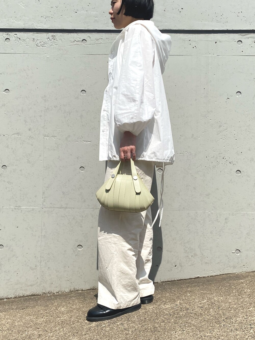 「オトナカワイイ、シンプルカジュアル、ラクチンコーデ、ヒロコハヤシ、HIROKO HAYASHI、HIROKOHAYASHI、２ＷＡＹ、2WAYﾊﾞｯｸﾞ、2waybag、ハンドバッグ、レザーバッグ、レザーバッグコーデ、ホワイトコーデ」｜「HIROKO HAYASHIのOSSO VIVO PUNTI（オッソ ヴィーヴォ プンティ）ショルダーバッグ（ショルダーバッグ、イエロー系）」を使った、um_hhさん（レディース・161cm）の夏コーディネートの3枚目の写真
