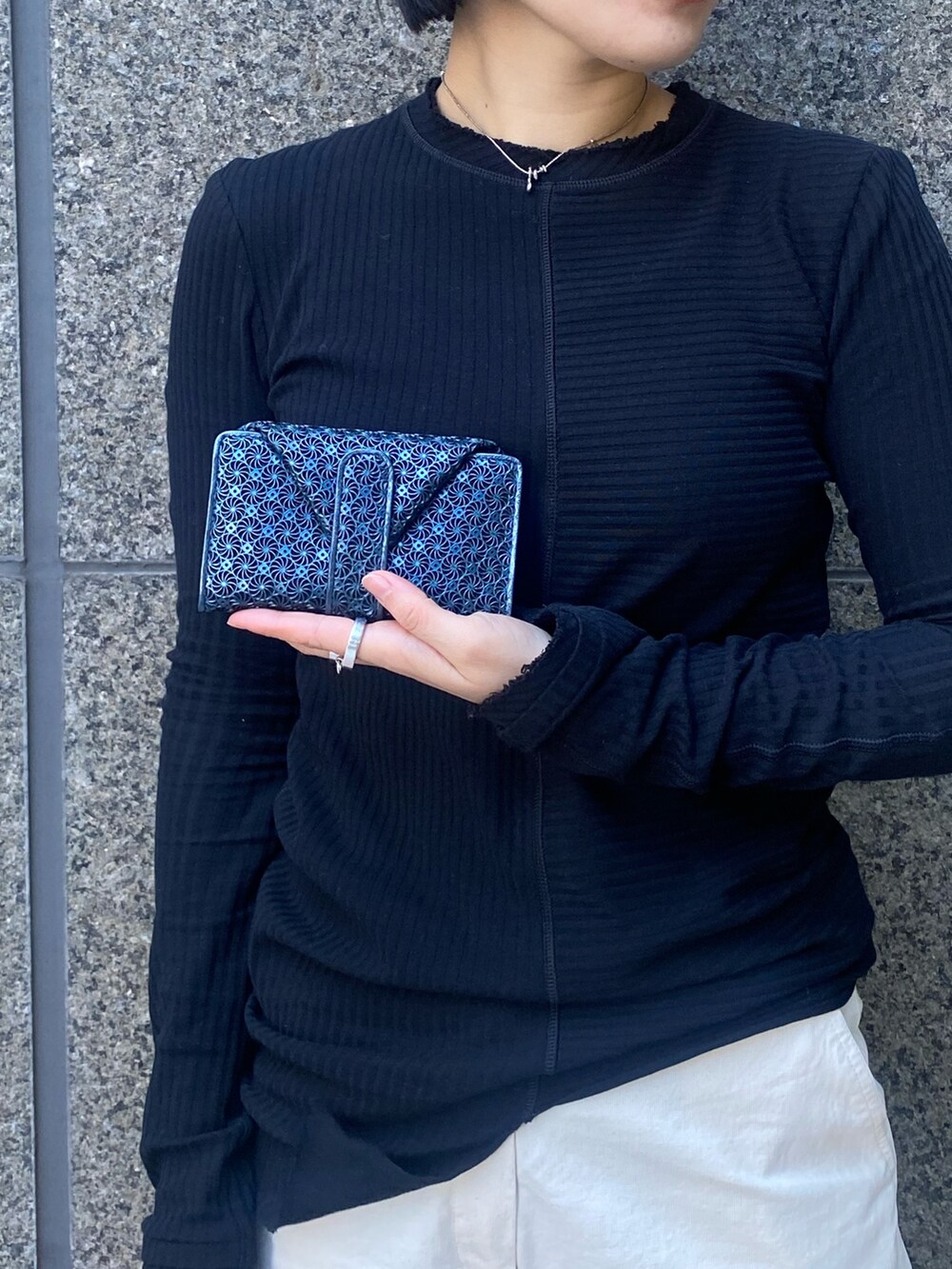「ヒロコハヤシ、HIROKO HAYASHI、HIROKOHAYASHI、ミニモ、マルチ財布、限定アイテム、カジュアルコーデ、お財布バッグ」｜「HIROKO HAYASHIの【限定商品】GIRASOLE（ジラソーレ）チェーン付マルチ財布（財布、ブルー系）」を使った、um_hhさん（レディース・161cm）の春コーディネートの4枚目の写真