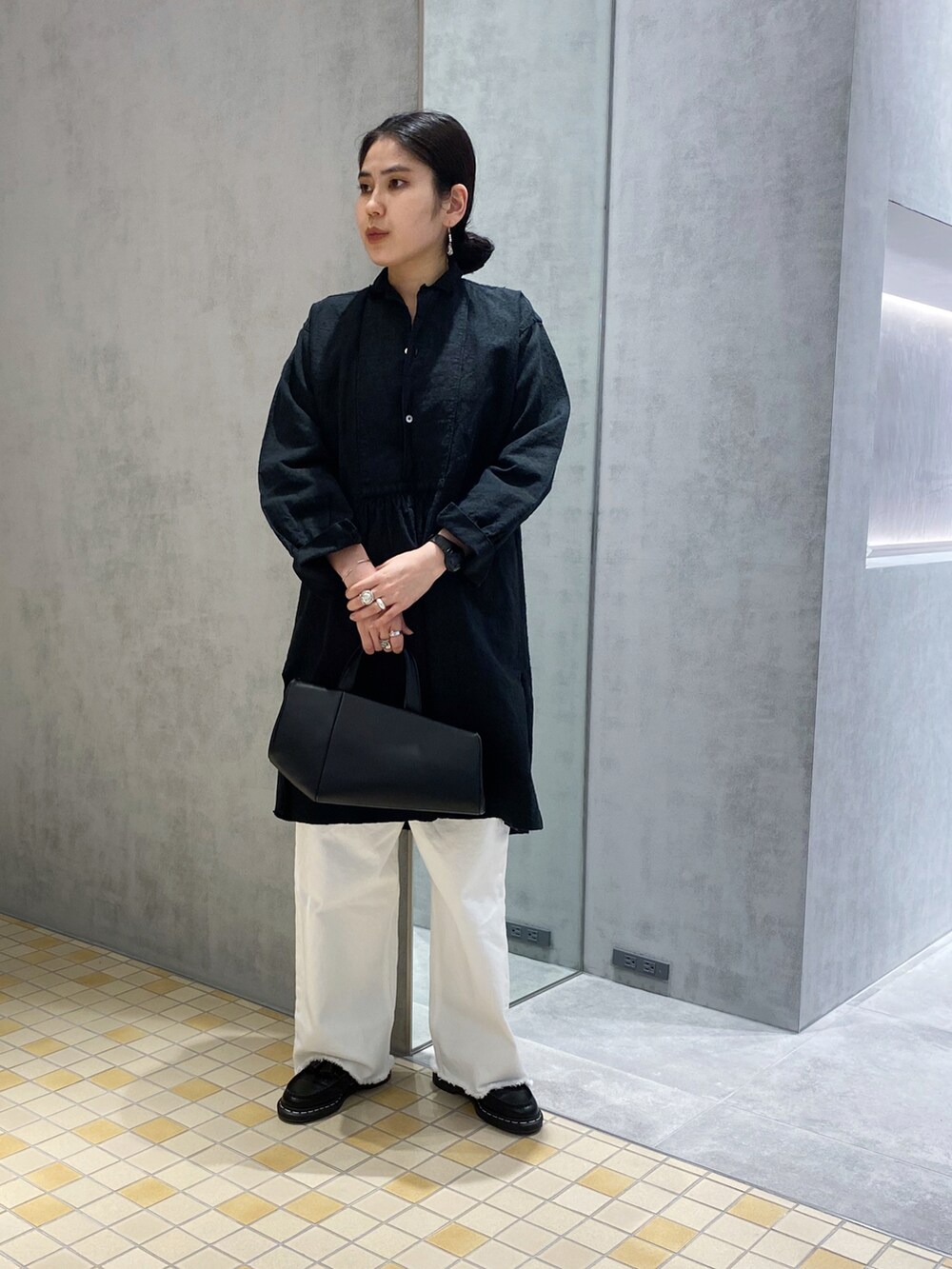 「ハンドバッグ、ローファー、ワイドパンツ、パンツスタイル、モノトーンコーデ、HIROKOHAYASHI、HIROKO HAYASHI、ヒロコハヤシ」｜「HIROKO HAYASHIのLEO（レオ）ハンドバッグ（ハンドバッグ、ブラック系）」を使った、um_hhさん（レディース・161cm）の秋コーディネートの3枚目の写真