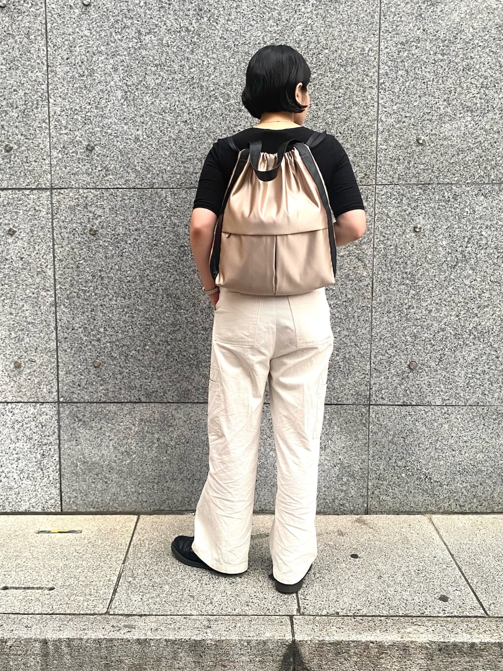 「ヒロコハヤシ、HIROKO HAYASHI、HIROKOHAYASHI、ナップサック、２ＷＡＹ、2WAYﾊﾞｯｸﾞ、2Way、シンプルコーデ、シンプルスタイル、パンツスタイル、パンツコーデ」｜「HIROKO HAYASHIのLUINI SATINE（ルイーニ サティーネ）2wayナップサック（バックパック/リュック、ベージュ系）」を使った、um_hhさん（レディース・161cm）の夏コーディネートの3枚目の写真