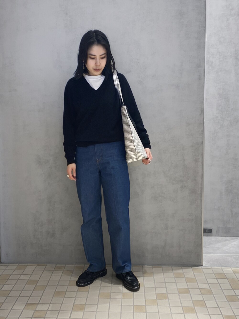 「ヒロコハヤシ、HIROKO HAYASHI、HIROKOHAYASHI、レザートートバッグ、パスケース、デニムパンツ、ローファー、パンツスタイル、カジュアルコーデ、トートバッグ」｜「HIROKO HAYASHIのFABRO（ファブロ）指輪（リング、シルバー系）」を使った、um_hhさん（レディース・161cm）の春コーディネートの2枚目の写真