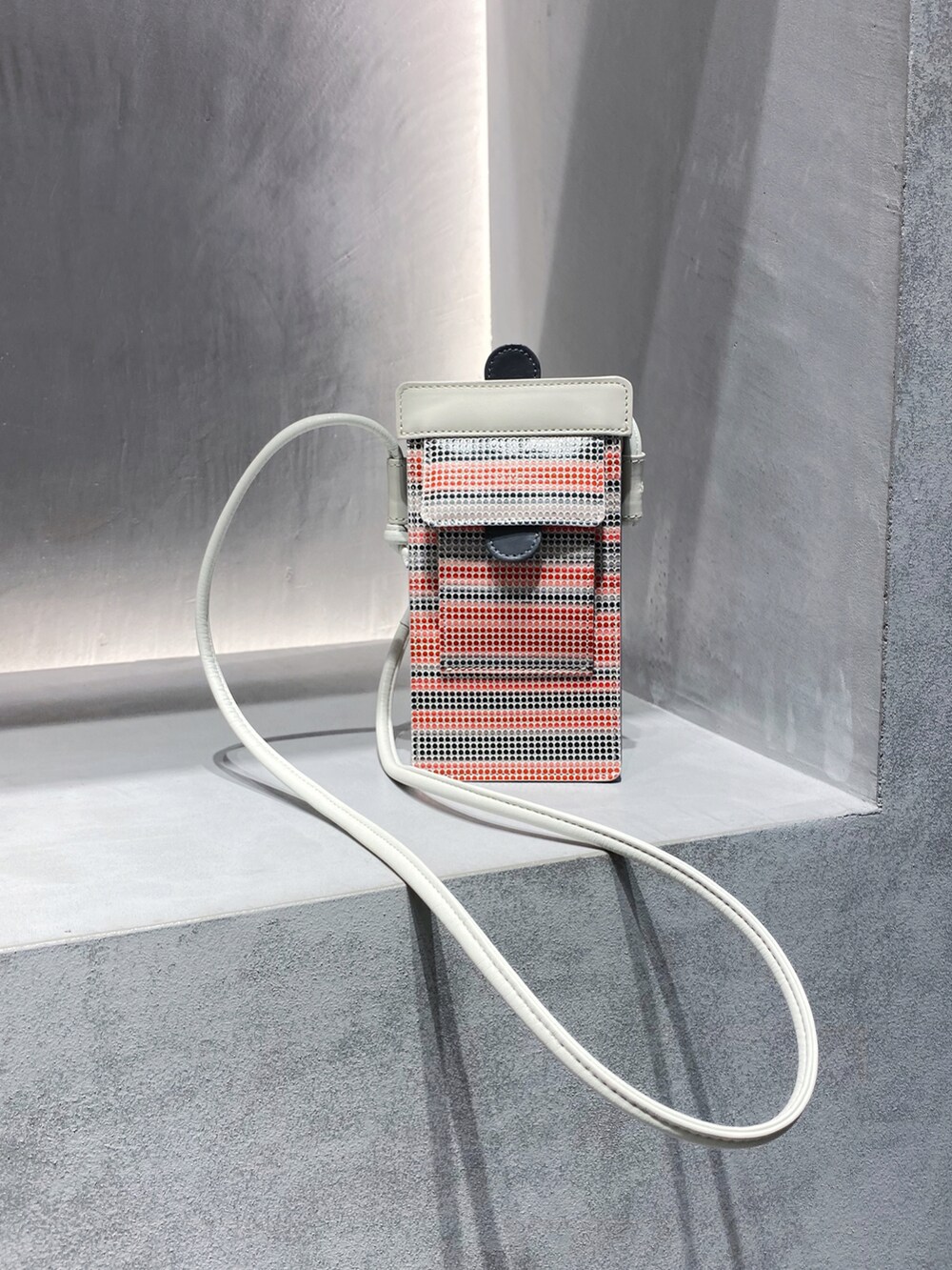 「ヒロコハヤシ、HIROKOHAYASHI、HIROKO HAYASHI、スマホポシェット、マルチボーダー、ワイドパンツ、モノトーンコーデ、シルバーアクセサリー」｜「HIROKO HAYASHIのアイテム（スマホケース/カバー、レッド系）」を使った、um_hhさん（レディース・161cm）の夏コーディネートの4枚目の写真