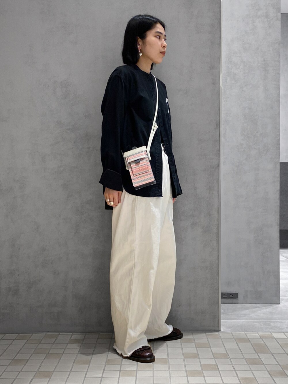 「ヒロコハヤシ、HIROKOHAYASHI、HIROKO HAYASHI、スマホポシェット、マルチボーダー、ワイドパンツ、モノトーンコーデ、シルバーアクセサリー」｜「HIROKO HAYASHIのアイテム（スマホケース/カバー、レッド系）」を使った、um_hhさん（レディース・161cm）の夏コーディネートの3枚目の写真