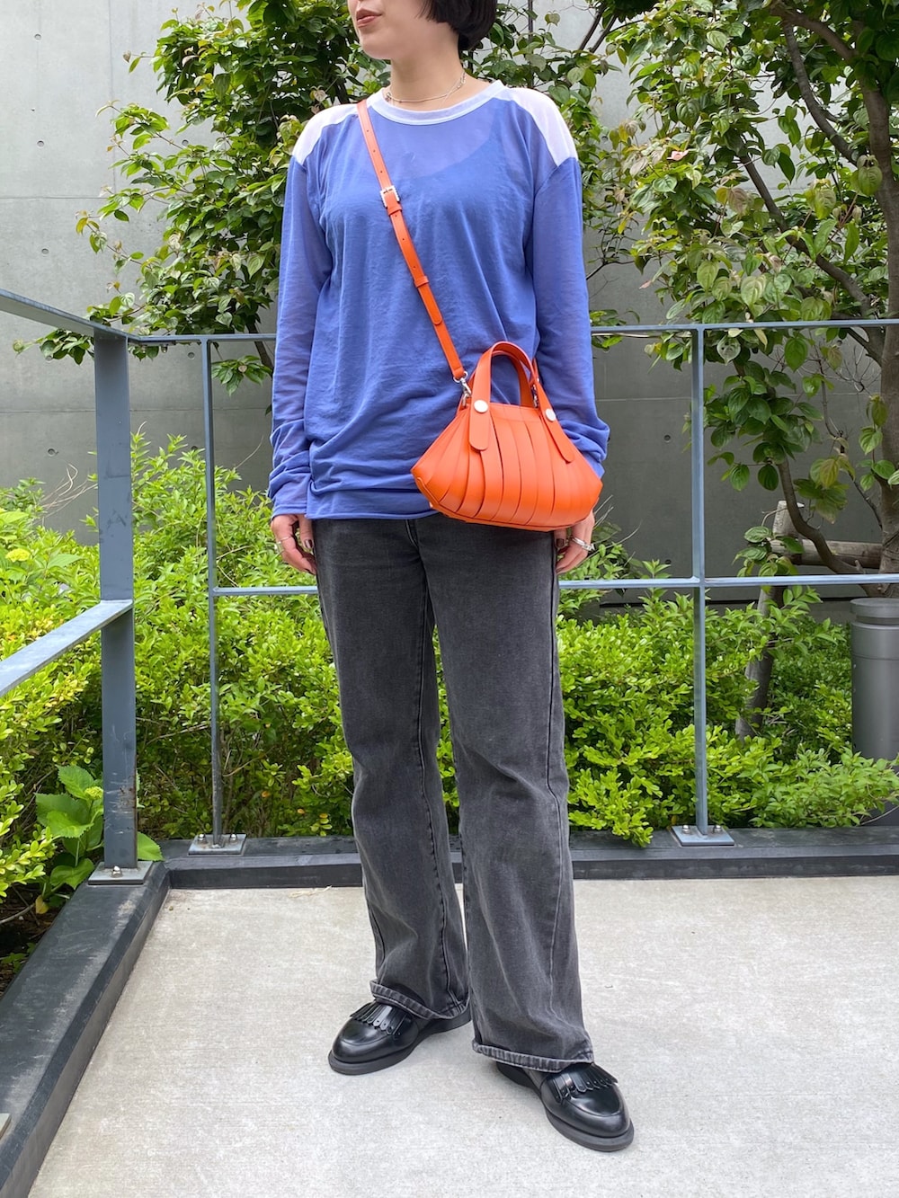 「ヒロコハヤシ、HIROKO HAYASHI、HIROKOHAYASHI、カジュアル、カジュアルコーデ、カジュアルスタイル、2way、2WAYﾊﾞｯｸﾞ、2waybag、シアートップス、お出かけコーデ、デニム」｜「HIROKO HAYASHIのOSSO VIVO（オッソ ヴィーヴォ）2wayバッグ（ハンドバッグ、オレンジ系）」を使った、um_hhさん（レディース・161cm）の夏コーディネートの2枚目の写真
