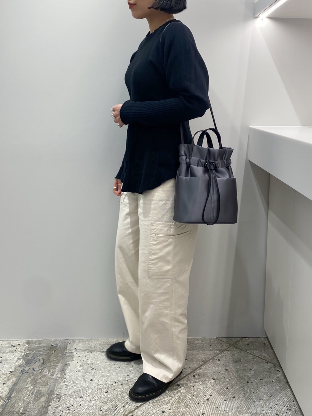 「ショルダーバッグ、２ＷＡＹ、2WAYﾊﾞｯｸﾞ、2WAYショルダーバッグ、シンプルスタイル、シンプルコーデ、ヒロコハヤシ、HIROKO HAYASHI、HIROKOHAYASHI」｜「HIROKO HAYASHIのLUINI SATINE（ルイーニ サティーネ）ショルダーバッグ（ショルダーバッグ、グレー系）」を使った、um_hhさん（レディース・161cm）の冬コーディネートの3枚目の写真