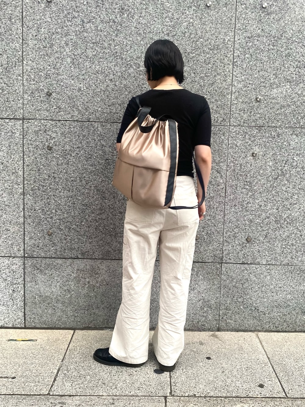「ヒロコハヤシ、HIROKO HAYASHI、HIROKOHAYASHI、ナップサック、２ＷＡＹ、2WAYﾊﾞｯｸﾞ、2Way、シンプルコーデ、シンプルスタイル、パンツスタイル、パンツコーデ」｜「HIROKO HAYASHIのLUINI SATINE（ルイーニ サティーネ）2wayナップサック（バックパック/リュック、ベージュ系）」を使った、um_hhさん（レディース・161cm）の夏コーディネートの4枚目の写真