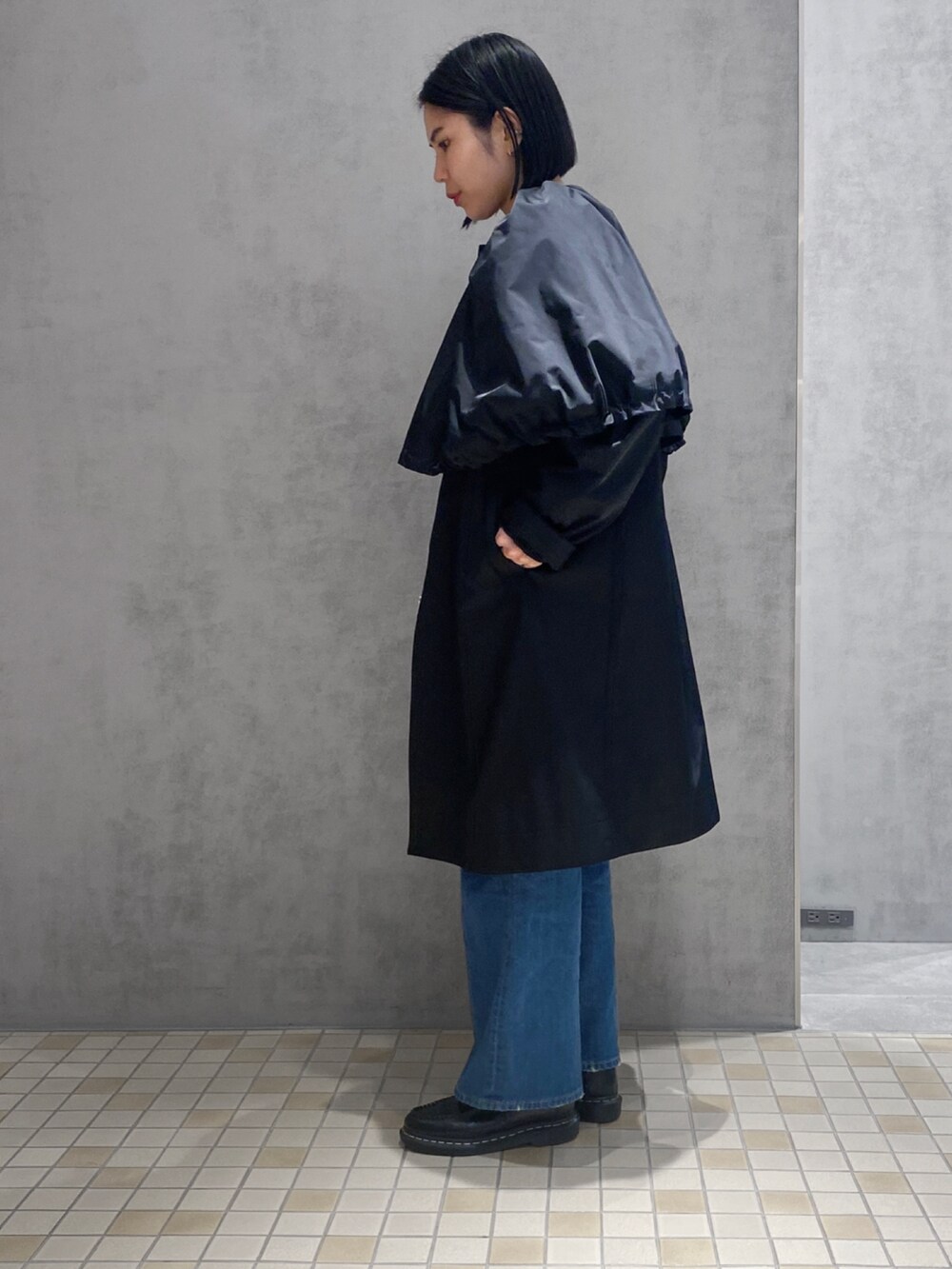 「ヒロコハヤシ、HIROKO HAYASHI、HIROKOHAYASHI、コート、デニム、ローファー、デニムコーデ、秋服コーデ、秋冬」｜「HIROKO HAYASHIのTANA(ターナ)コート（モッズコート、ブラック系）」を使った、um_hhさん（レディース・161cm）の秋コーディネートの3枚目の写真