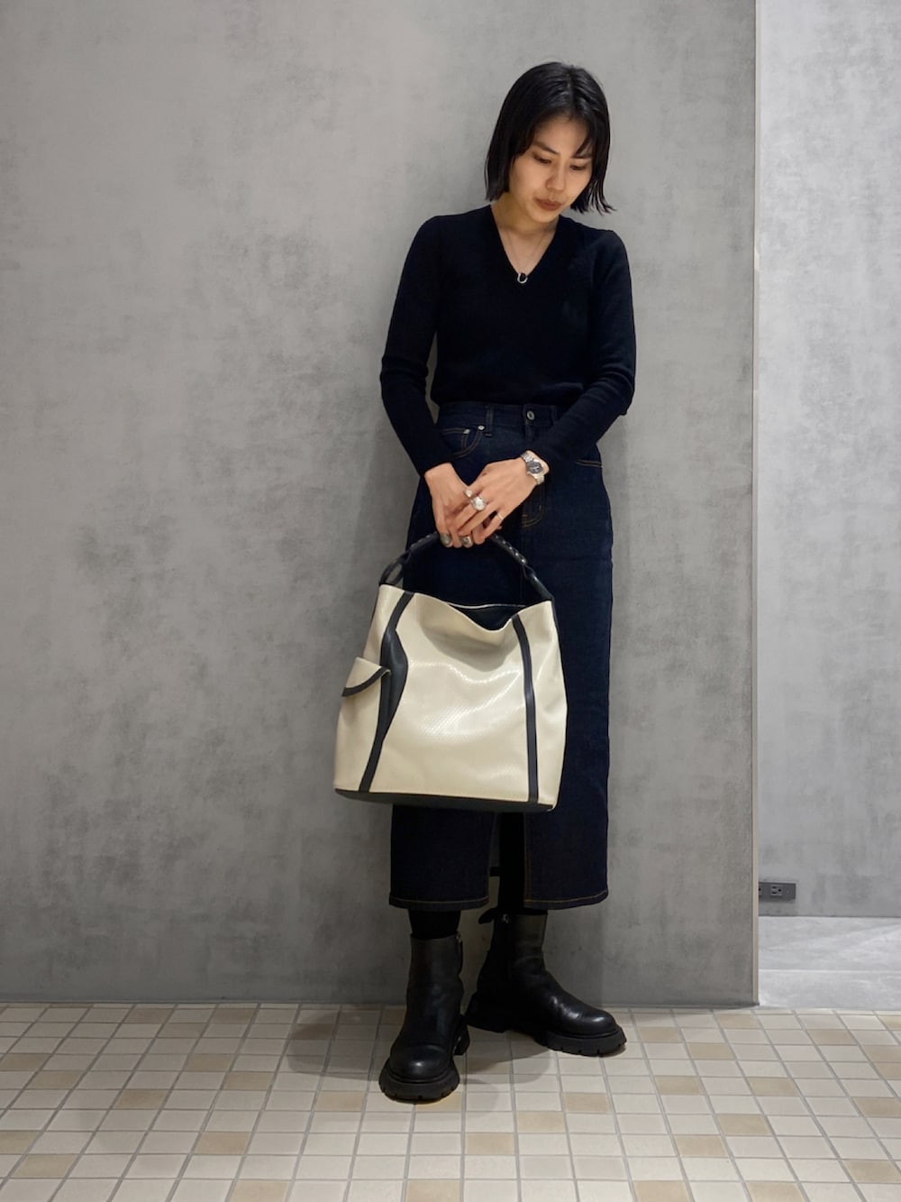 「ヒロコハヤシ、HIROKOHAYASHI、HIROKO HAYASHI、レザーバッグ、ワンショルダーバッグ」｜「HIROKO HAYASHIの【数量限定】CARDINALE ELFO(カルディナーレ エルフォ)ワンショルダーバッグ（ショルダーバッグ、ゴールド系）」を使った、um_hhさん（レディース・161cm）の秋コーディネートの2枚目の写真