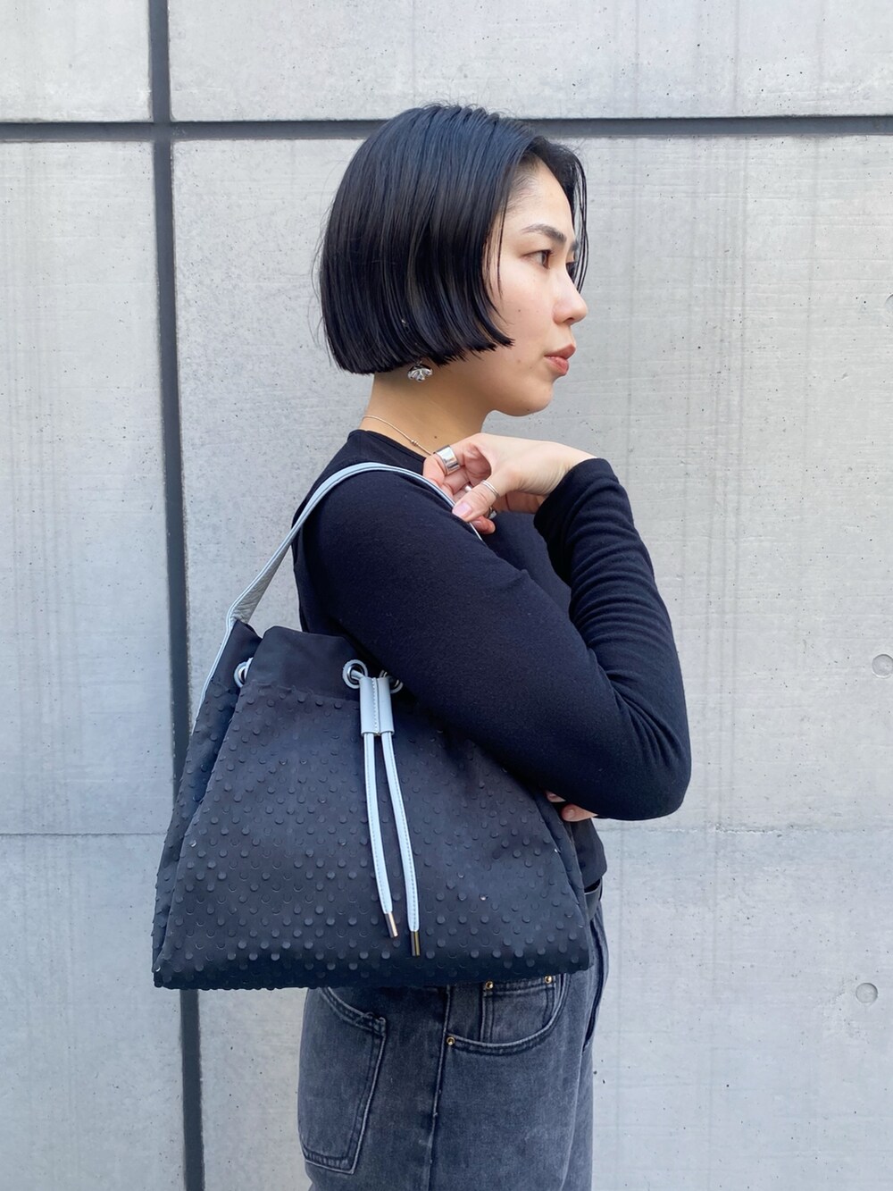 「オトナカジュアル、パンツスタイル、ワントーンコーデ、モノトーンコーデ、ヒロコハヤシ、HIROKO HAYASHI、HIROKOHAYASHI、ハンドバッグ、2025SS 」｜「HIROKO HAYASHIのLA VIGNA（ラ ヴィーニャ）ハンドバッグ（ハンドバッグ、ブラック系）」を使った、um_hhさん（レディース・161cm）の冬コーディネートの2枚目の写真