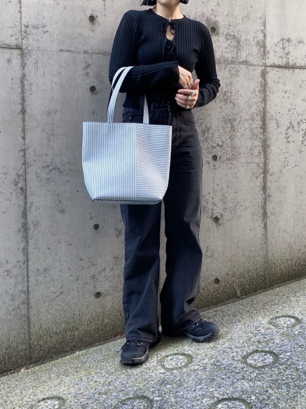 「ヒロコハヤシ、HIROKO HAYASHI、HIROKOHAYASHI、トートバッグ、デニムコーデ、シンプルコーデ」｜「HIROKO HAYASHIのOTTICA（オッティカ）トートバッグM（トートバッグ、ブルー系）」を使った、um_hhさん（レディース・161cm）の秋コーディネートの2枚目の写真