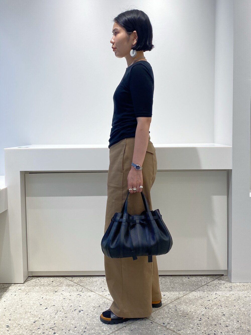「ヒロコハヤシ、HIROKO HAYASHI、HIROKOHAYASHI、ハンドバッグ、秋コーデ、シンプルスタイル、レザーバッグ」｜「HIROKO HAYASHIのPANIER（パニエ） ハンドバッグ（ハンドバッグ、ブラック系）」を使った、um_hhさん（レディース・161cm）の秋コーディネートの2枚目の写真
