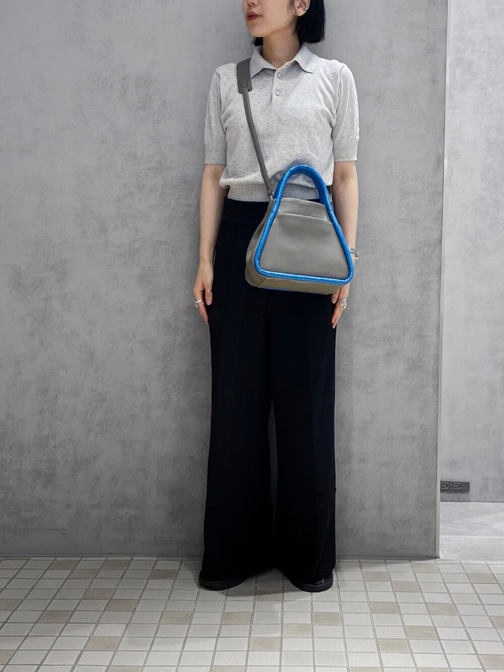 「ヒロコハヤシ、HIROKO HAYASHI、HIROKOHAYASHI、ショルダーバッグ」｜「HIROKO HAYASHIのTERZO（テルツォ）2wayショルダーバッグ（ショルダーバッグ、グレー系）」を使った、um_hhさん（レディース・161cm）の秋コーディネートの2枚目の写真