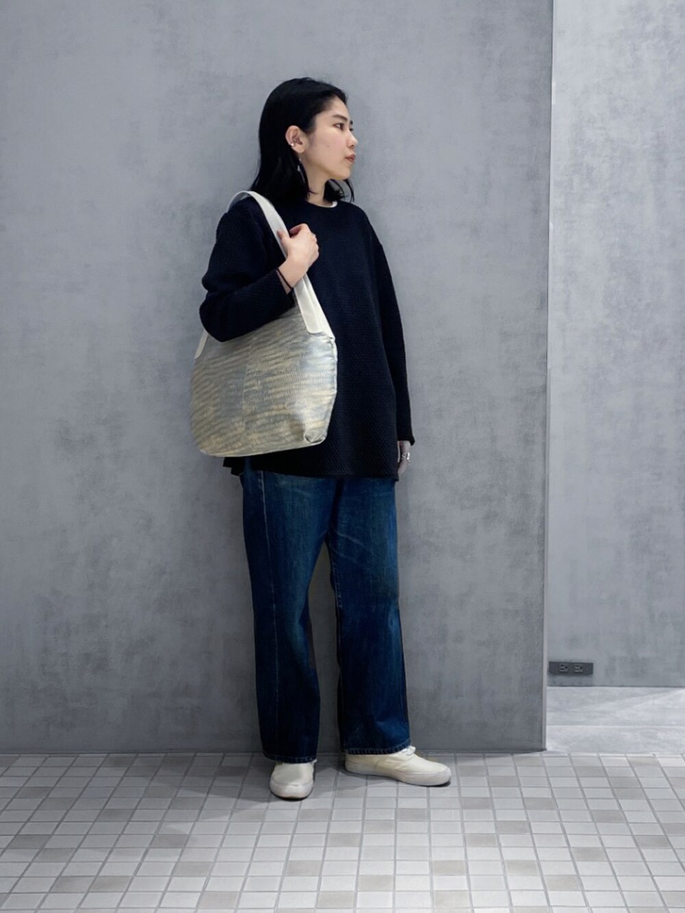 「ヒロコハヤシ、HIROKOHAYASHI、HIROKO HAYASHI、シンプルコーデ、トートバッグ、デニムパンツ、ホワイトスニーカー」｜「HIROKO HAYASHIのSIRENA(シレーナ)ショルダーバッグ（ショルダーバッグ、ベージュ系）」を使った、um_hhさん（レディース・161cm）の春コーディネートの2枚目の写真