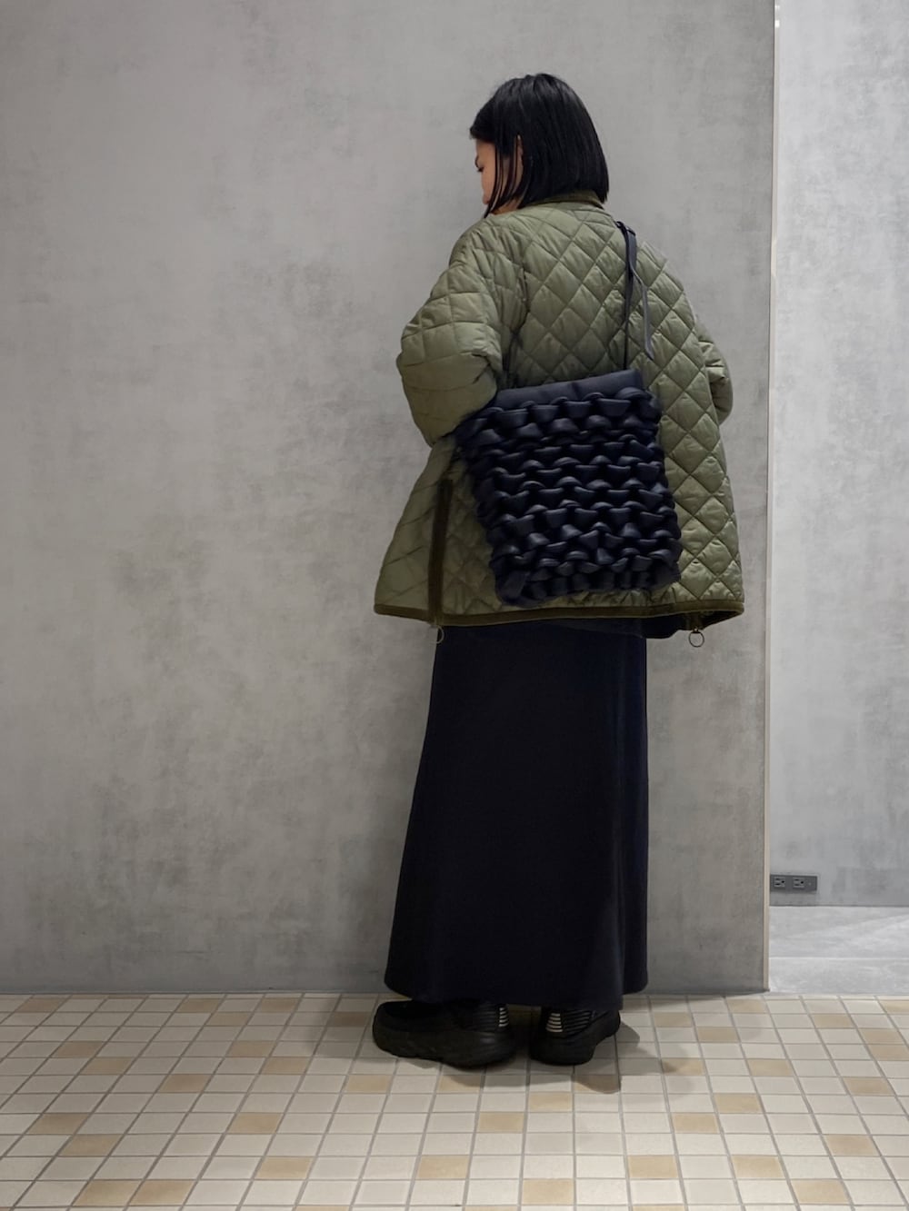 「ヒロコハヤシ、HIROKO HAYASHI、HIROKOHAYASHI、ショルダーバッグ、コート、スカートスタイル、カジュアルコーデ」｜「HIROKO HAYASHIのIL NIDO（イル ニード）ショルダーバッグM（ショルダーバッグ、ブラック系）」を使った、um_hhさん（レディース・161cm）の秋コーディネートの3枚目の写真