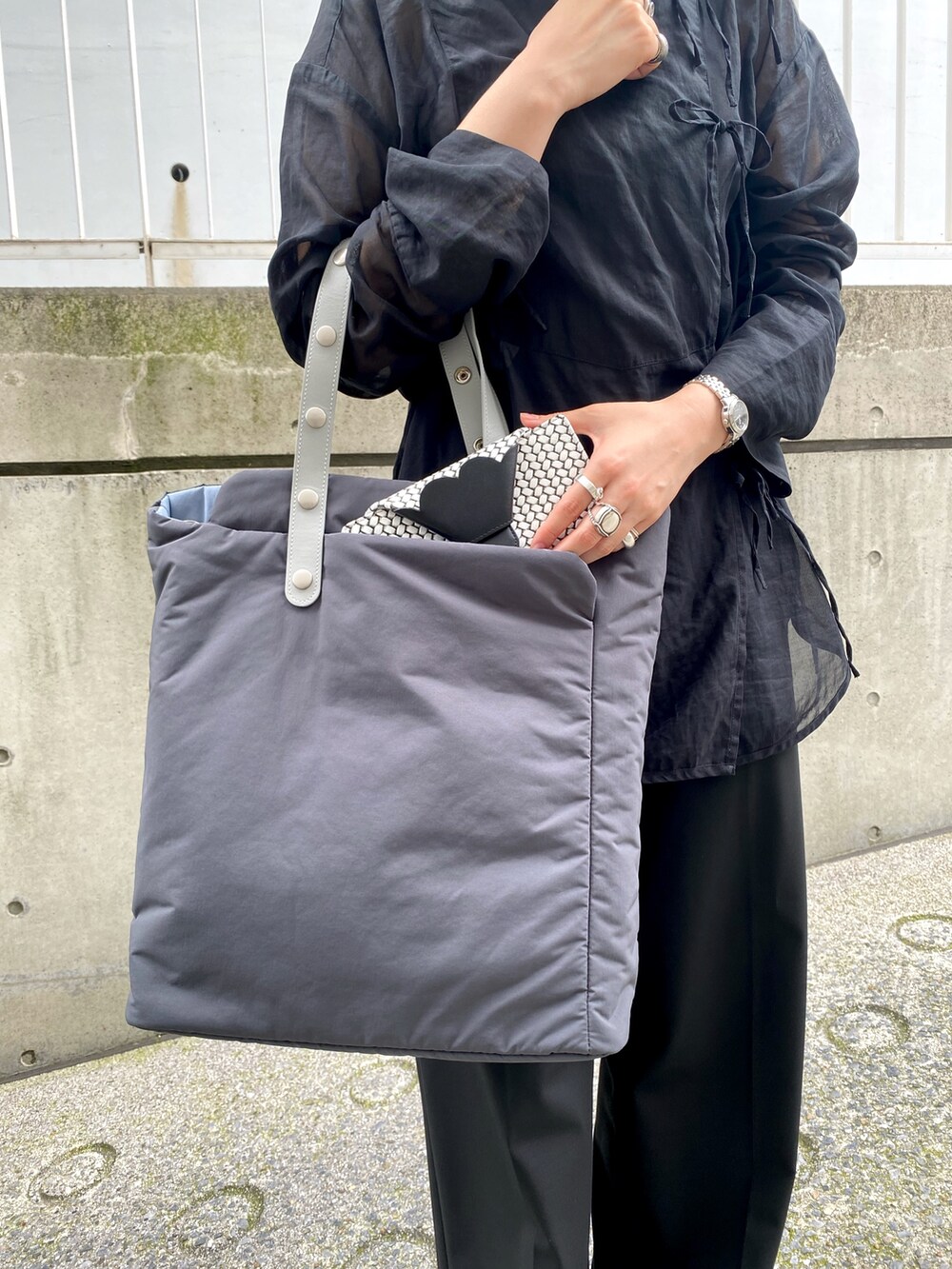 「ヒロコハヤシ、HIROKO HAYASHI、HIROKOHAYASHI、トートバッグ、長財布ミニ、シンプル、ブラックコーデ、パンツスタイル」｜「HIROKO HAYASHIのMOSCOVA CELESTE（モスコーバ チェレステ）縦型トートバッグ（トートバッグ、グレー系）」を使った、um_hhさん（レディース・161cm）の夏コーディネートの2枚目の写真