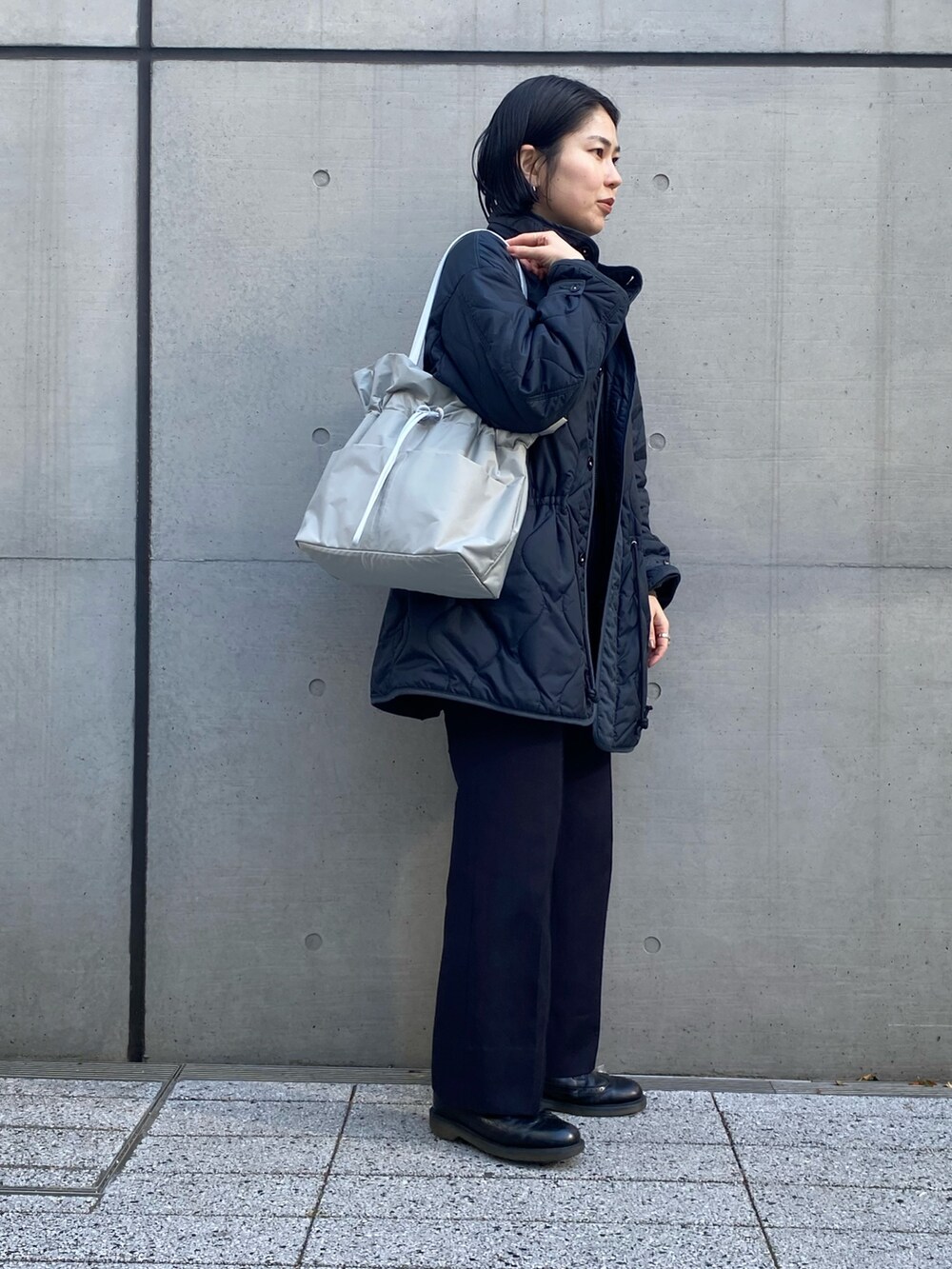 「ヒロコハヤシ、HIROKO HAYASHI、HIROKOHAYASHI、トートバッグ、ライトグリーンバッグ、大人カジュアルコーデ、シンプルスタイル、冬のコーデ、パンツスタイル」｜「HIROKO HAYASHIのLUINI（ルイーニ）トートバッグ（トートバッグ、グリーン系）」を使った、um_hhさん（レディース・161cm）の冬コーディネートの2枚目の写真