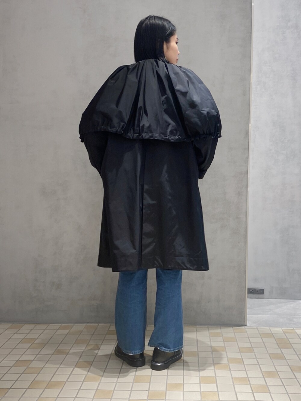 「ヒロコハヤシ、HIROKO HAYASHI、HIROKOHAYASHI、コート、デニム、ローファー、デニムコーデ、秋服コーデ、秋冬」｜「HIROKO HAYASHIのTANA(ターナ)コート（モッズコート、ブラック系）」を使った、um_hhさん（レディース・161cm）の秋コーディネートの2枚目の写真