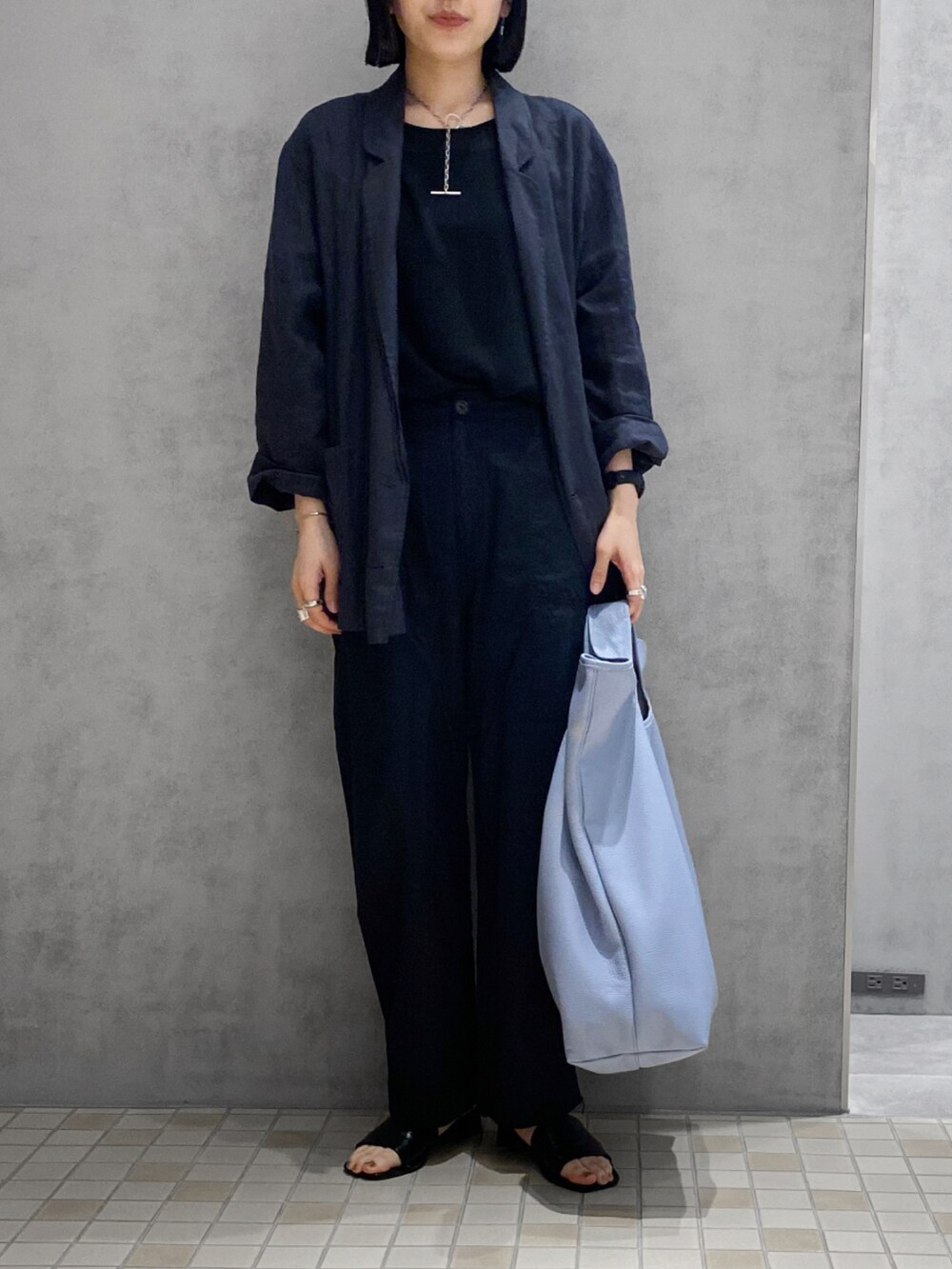 「ヒロコハヤシ、HIROKOHAYASHI、HIROKO HAYASHI、シンプルコーデ、サンダル、カジュアル、ビッグバッグ」｜「HIROKO HAYASHIのアイテム（バッグ、ブルー系）」を使った、um_hhさん（レディース・161cm）の夏コーディネートの3枚目の写真